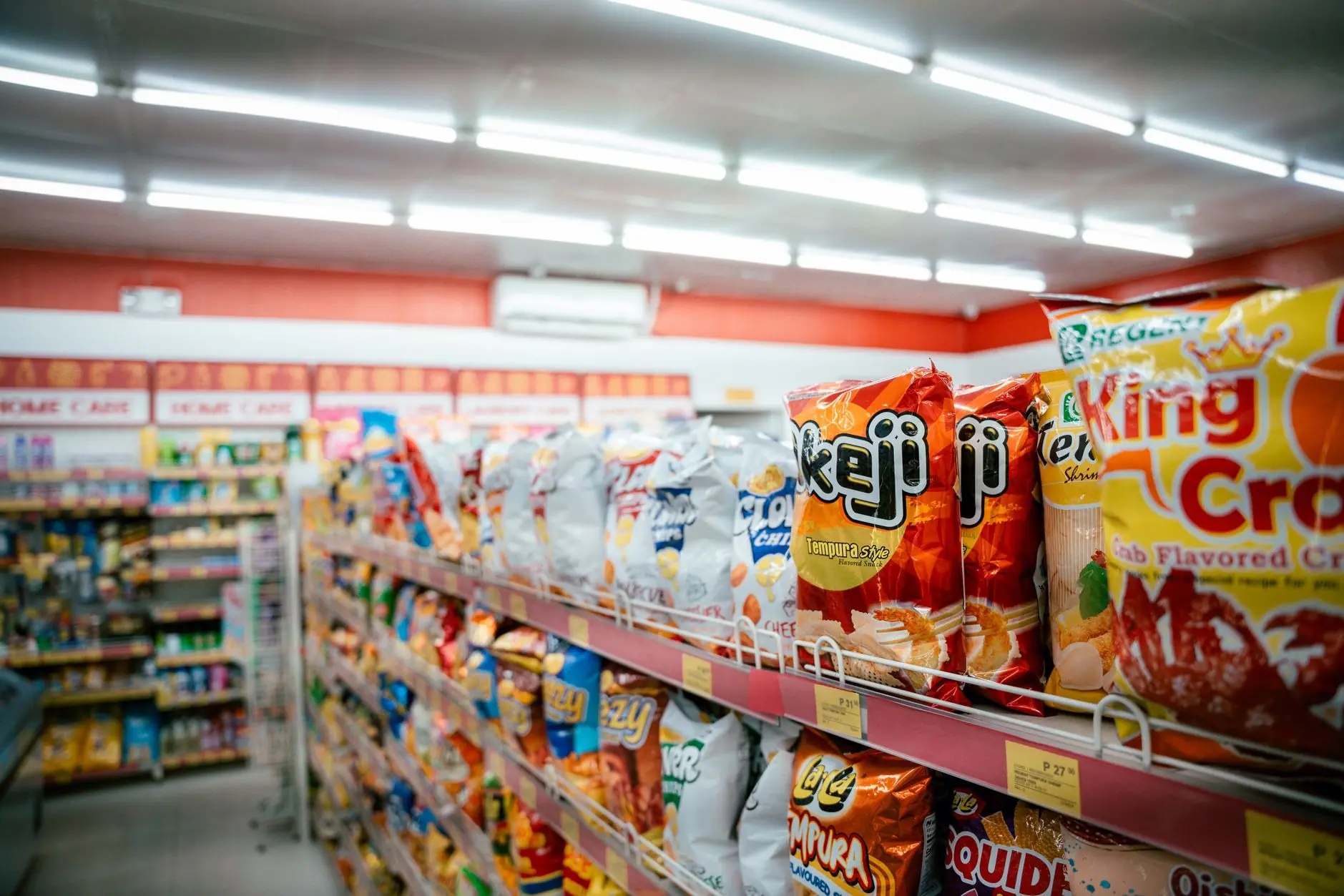 Rayon d'épicerie d'un supermarché, étagères garnies de produits