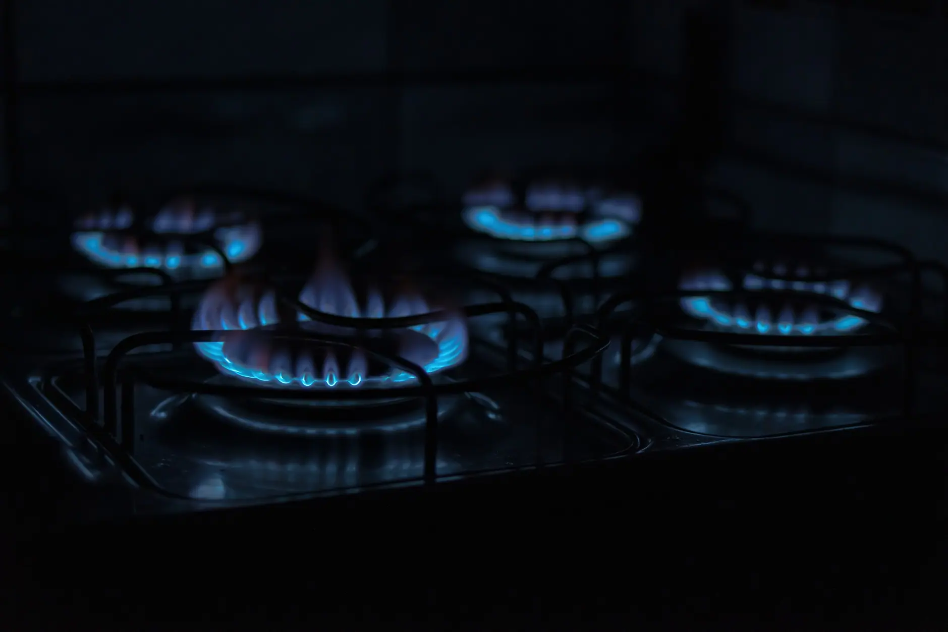 Flammes bleues des brûleurs d'une cuisinière à gaz