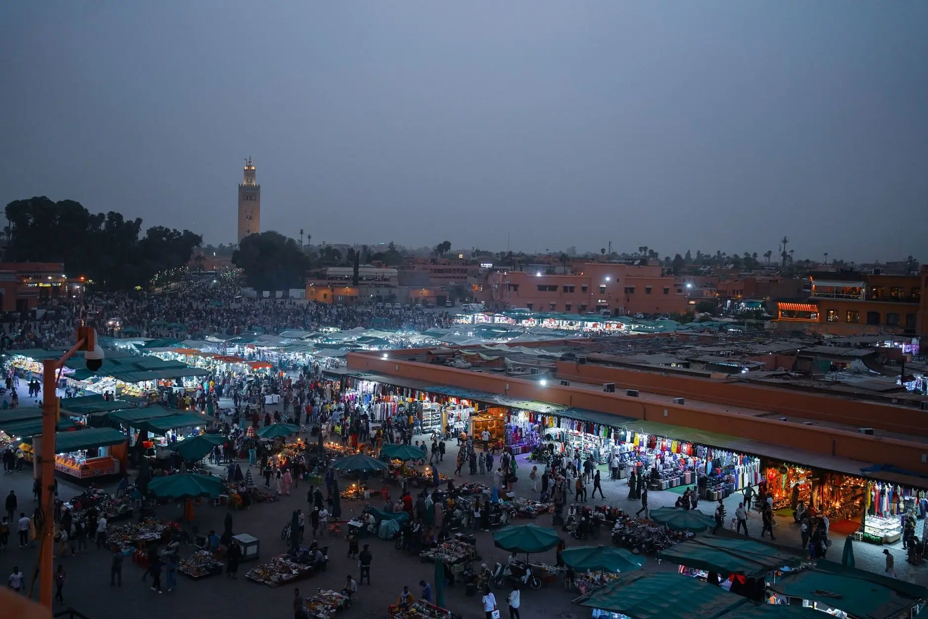 Le marché de Marrakech en soirée, vu d'en haut, éclairé par les étals